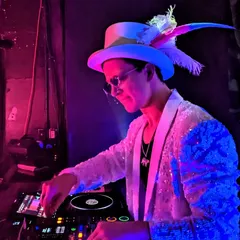 chillbill in a feathered hat